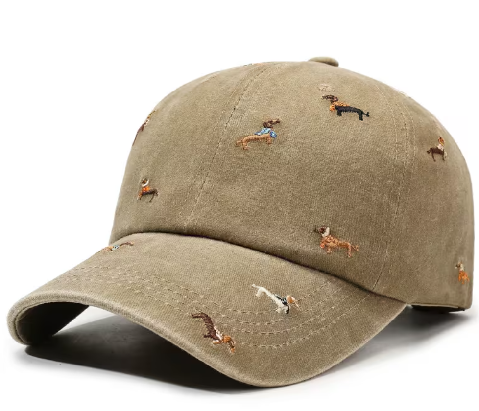 kahki teckel pet met geborduurde teckeltjes