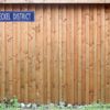 Teckel district straatnaam bord blauw op schutting jpg