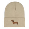 beige teckelmuts met bruine geborduurde teckel