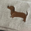 beige teckelmuts met bruine geborduurde teckel_detail