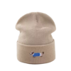 beige teckelmuts met gekleurde geborduurde teckel