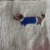 beige teckelmuts met gekleurde geborduurde teckel_detail