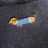 donkerblauw teckelmuts met gekleurde geborduurde teckel_detail